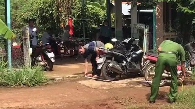 Công an khám nghiệm hiện trường điều tra nguyên nhân vụ việc. Ảnh: TT