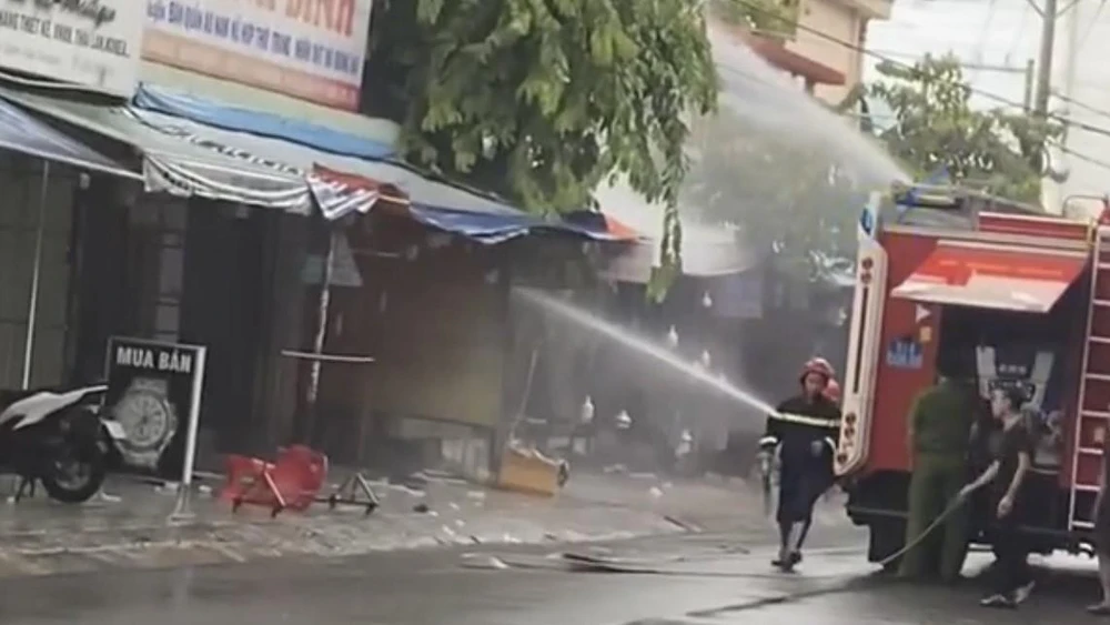 Lực lượng chữa cháy đã có mặt kịp thời khống chế không cho lửa cháy lan. Ảnh: Người dân cung cấp