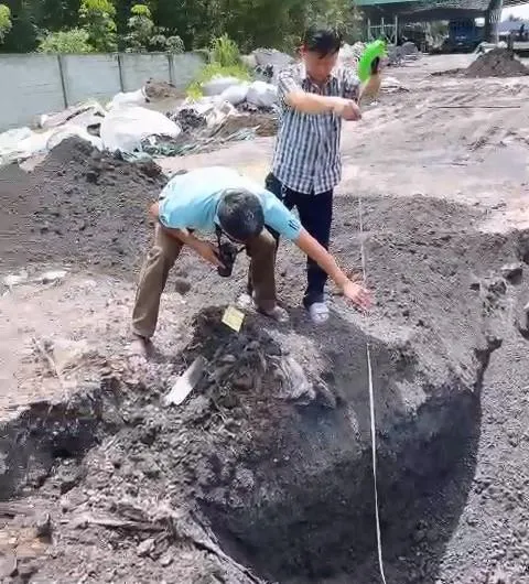 Lực lượng chức năng đang đo đạc, lấy mẫu để điều tra làm rõ. Ảnh: CACC