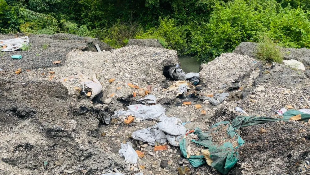 Số lượng lớn chất thải được chôn lấp trên khu đất rộng vài ha. Ảnh: CACC