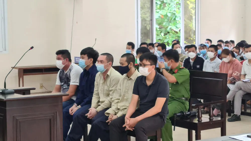 Năm bị cáo có mặt tại phiên xử. Ảnh: LÊ ÁNH