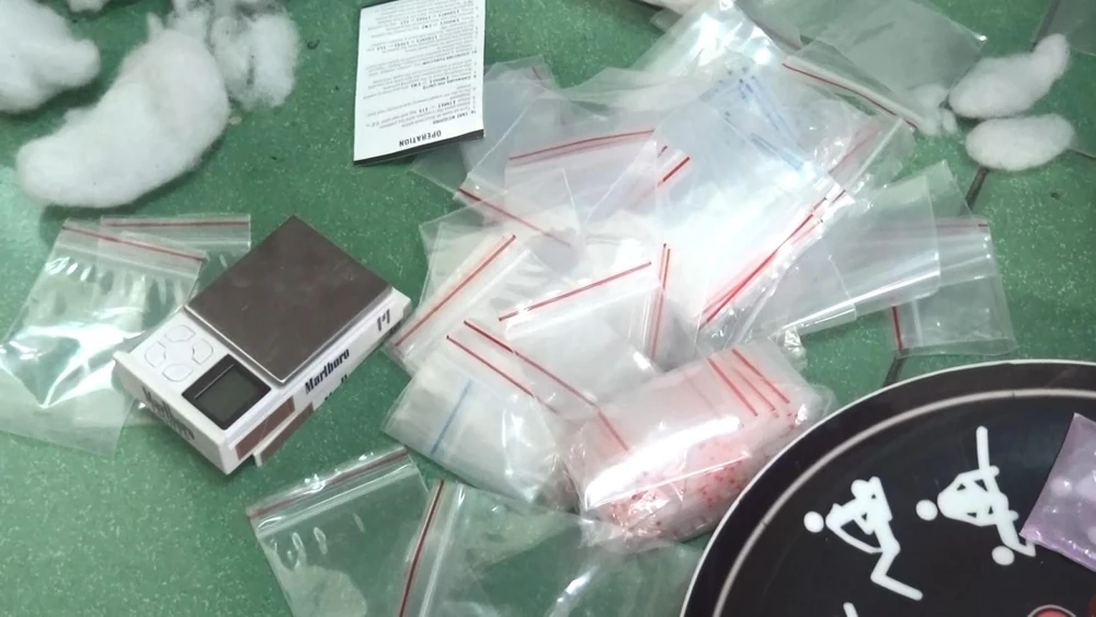 Số ma túy và các vật dụng để sử dụng chất ma túy phát hiện tại hiện trường. Ảnh: LA