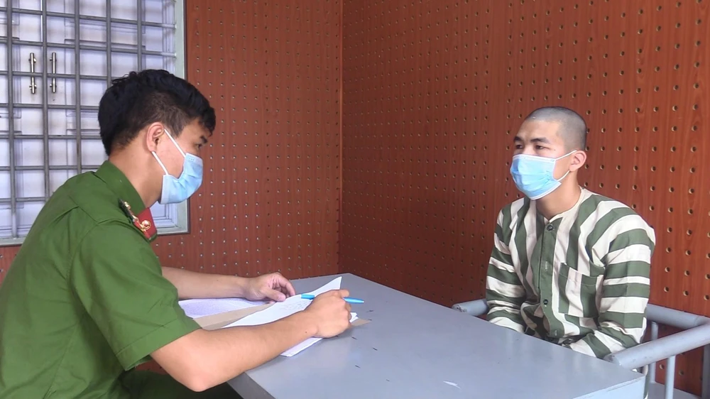 Thông chuyển tiền vào tài khoản của chính mình và bị bắt ngay sau đó. Ảnh: CACC