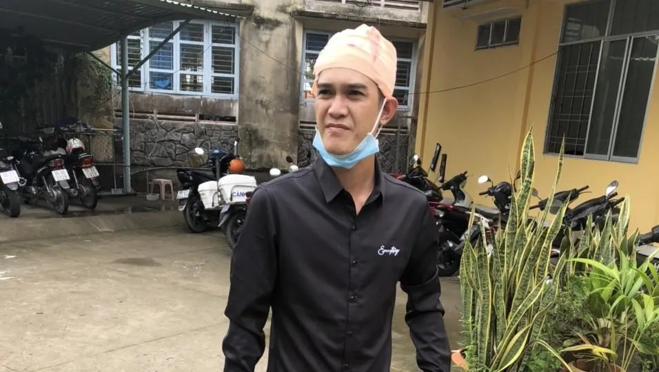 Tân bị thương ở vùng đầu trong khi hỗn chiến. Ảnh: LÊ ÁNH Tân bị thương ở vùng đầu trong khi hỗn chiến. Ảnh: LÊ ÁNH