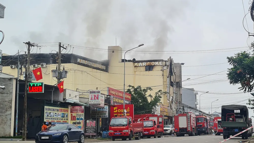 Đám cháy đang có dấu hiệu bùng phát trở lại. Ảnh: LÊ ÁNH Đám cháy đang có dấu hiệu bùng phát trở lại. Ảnh: LÊ ÁNH