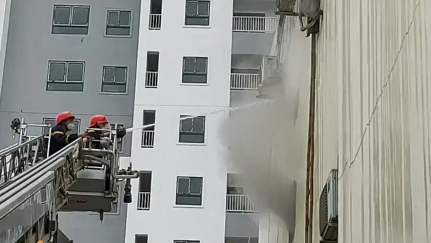 Lực lượng chữa cháy phun nước vào bên trong để dập tắt hoàn toàn đám cháy. Ảnh: LÊ ÁNH Lực lượng chữa cháy phun nước vào bên trong để dập tắt hoàn toàn đám cháy. Ảnh: LÊ ÁNH