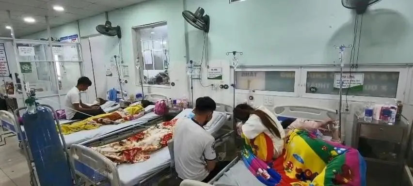 Một số người bị thương nặng đang được điều trị tại bệnh viện đa khoa An Phú. Ảnh: LÊ ÁNH