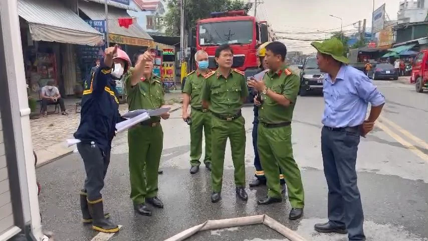 Thiếu tướng Nguyễn Tuấn Anh, Cục trưởng Cục Cảnh sát Phòng cháy chữa cháy và Cứu nạn cứu hộ, Bộ Công an đã trực tiếp đến hiện trường chỉ đạo công tác chữa cháy và cứu nạn. 