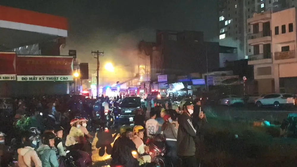 Khoảng hơn 21 giờ, ngày 6-9 đám cháy bùng phát dữ dội ở tầng 2 và 3 của quán karaoke An Phú, nằm trên đường Trần Quang Diệu, phường An Phú, TP Thuận An, tỉnh Bình Dương. Ảnh: LÊ ÁNH