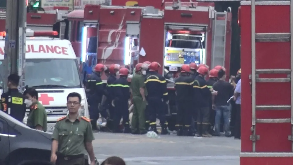 Đến 8 giờ ngày 7-9, lực lượng công an có mặt rất đông tại hiện trường để tìm kiếm thi thể các nạn nhân trong vụ cháy. Ảnh: LÊ ÁNH Đến 8 giờ ngày 7-9, lực lượng công an có mặt rất đông tại hiện trường để tìm kiếm thi thể các nạn nhân trong vụ cháy. Ảnh: LÊ ÁNH