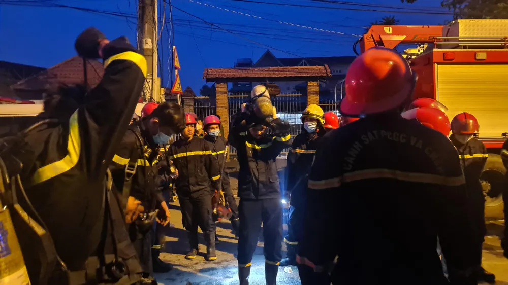 Lực lượng cứu nạn đem theo bình oxi vào bên trong tìm kiếm nạn nhân. Ảnh: LÊ ÁNH Lực lượng cứu nạn đem theo bình oxi vào bên trong tìm kiếm nạn nhân. Ảnh: LÊ ÁNH