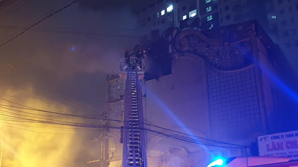 Xe thang được huy động đến hiện trường để ứng cứu và dập lửa. Ảnh: LA