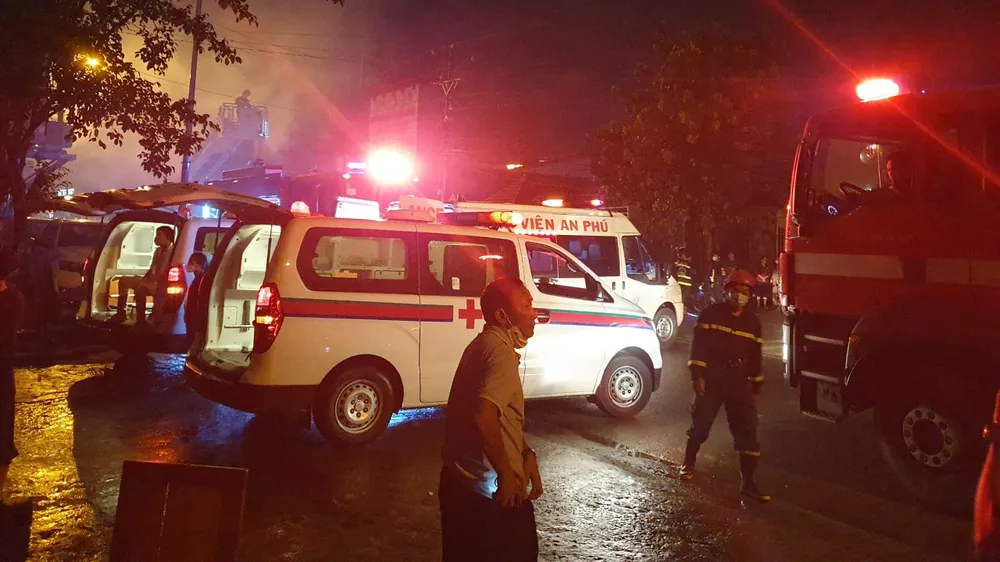 Nhiều xe cấp cứu túc trực tại hiện trường để đưa các nạn nhân đi cấp cứu. Ảnh: LÊ ÁNH