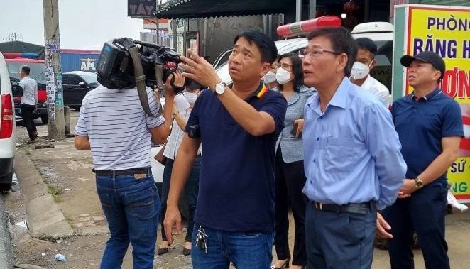 Ông Mai Hùng Dũng (đeo kính), Phó Chủ tịch UBND tỉnh Bình Dương, và ông Nguyễn Thanh Điệp, Phó Giám đốc Công an tỉnh Bình Dương, có mặt tại hiện trường chỉ đạo công tác cứu nạn. Ảnh: LÊ ÁNH