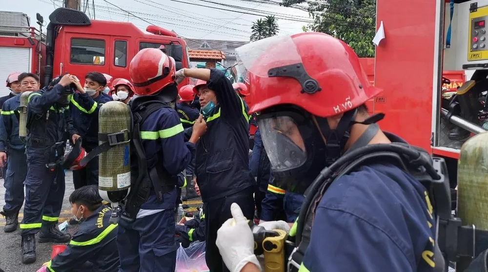 Lực lượng cứu hộ, cứu nạn chuẩn bị đầy đủ đồ bảo hộ, bình oxy để vào bên trong tìm kiếm các nạn nhân. Ảnh: LÊ ÁNH Lực lượng cứu hộ, cứu nạn chuẩn bị đầy đủ đồ bảo hộ, bình oxy để vào bên trong tìm kiếm các nạn nhân. Ảnh: LÊ ÁNH