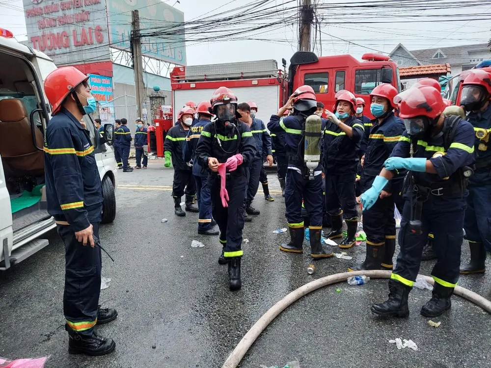 Lực lượng cứu nạn vẫn đang nỗ lực tìm kiếm các nạn nhân. Ảnh: LÊ ÁNH