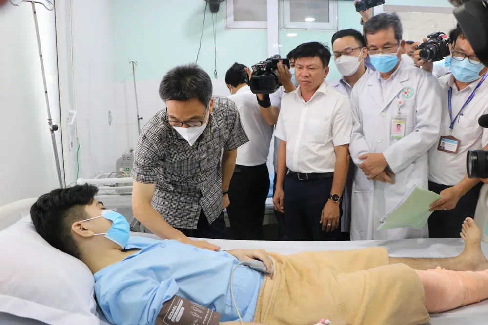 Phó Thủ tướng thăm hỏi động viên những người bị thương đang được điều trị tại bệnh viện đa khoa An Phú. Phó Thủ tướng thăm hỏi động viên những người bị thương đang được điều trị tại bệnh viện đa khoa An Phú.