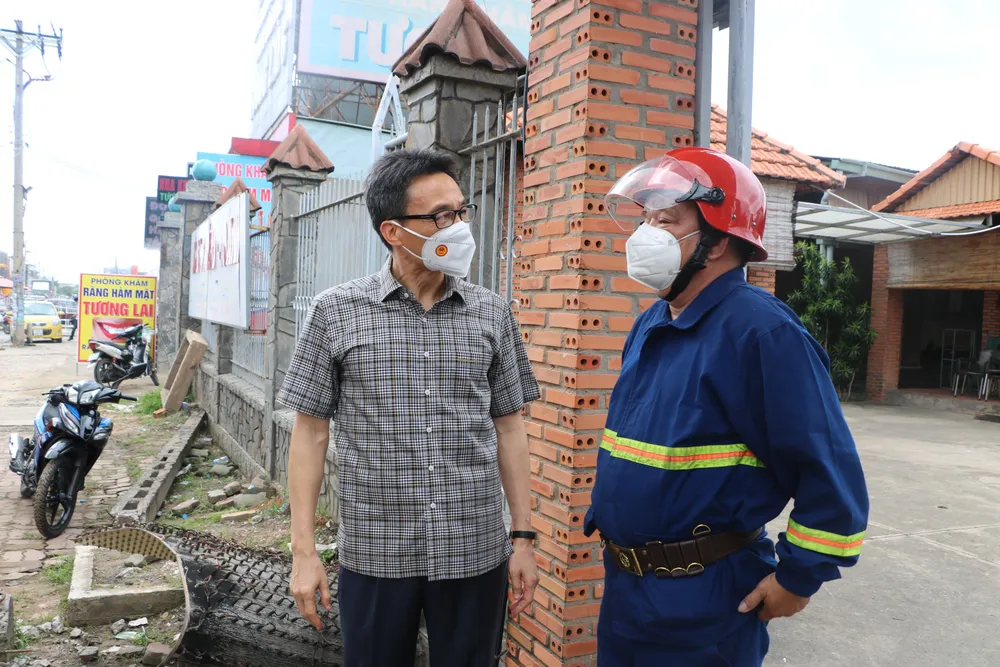 Phó Thủ tướng thăm hỏi động viên lực lượng tham gia chữa cháy và cứu nạn. Phó Thủ tướng thăm hỏi động viên lực lượng tham gia chữa cháy và cứu nạn.