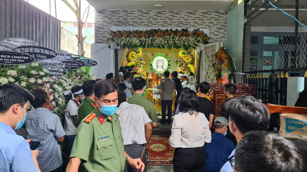 Phó Thủ tướng đến thắp nhang phúng viếng và thăm hỏi động viên gia đình có nạn nhân không may tử nạn trong vụ cháy. Phó Thủ tướng đến thắp nhang phúng viếng và thăm hỏi động viên gia đình có nạn nhân không may tử nạn trong vụ cháy.