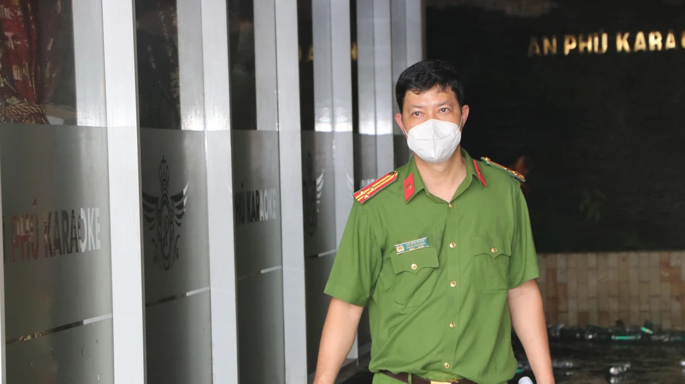 Thượng tá Lưu Minh Hoàng, Chánh Văn phòng cơ quan Cảnh sát điều tra (Công an tỉnh Bình Dương) có mặt tại hiện trường tham gia công tác khám nghiệm hiện trường để điều tra nguyên nhân vụ cháy. Ảnh: LÊ ÁNH