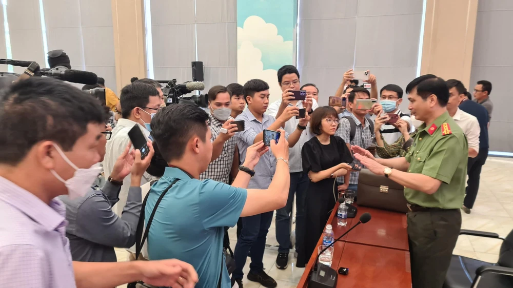 Đại tá Trịnh Ngọc Quyên-Giám đốc Công an tỉnh Bình Dương trả lời báo chí trong buổi họp báo ngày 8-9. Ảnh: LÊ ÁNH
