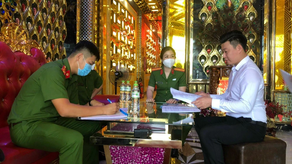 Lực lượng công an toàn tỉnh Bình Dương đồng loạt ra quân kiểm tra các quán karaoke. Ảnh: LÊ ÁNH