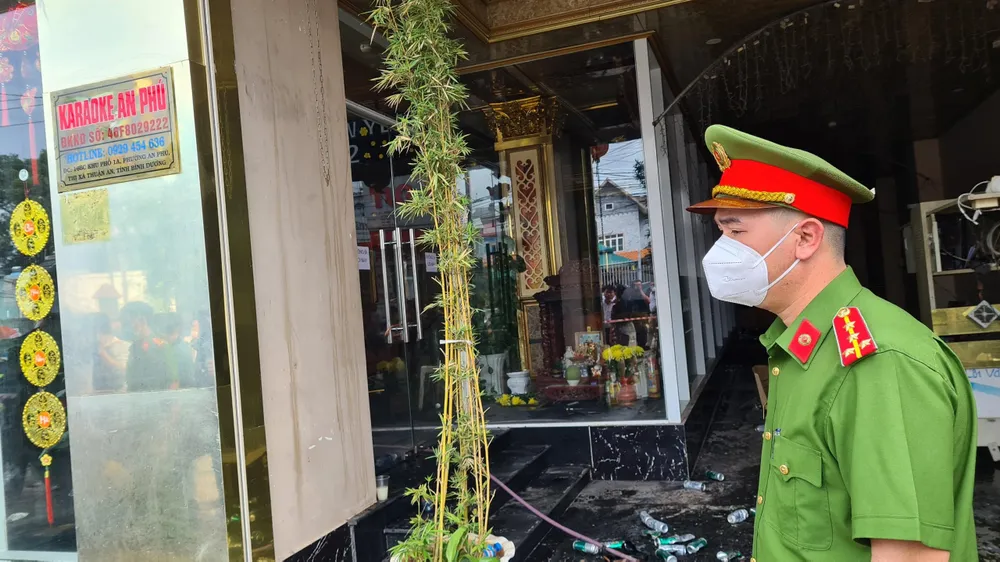 Lực lượng công an khám nghiệm hiện trường điều tra nguyên nhân vụ cháy. Ảnh: LÊ ÁNH