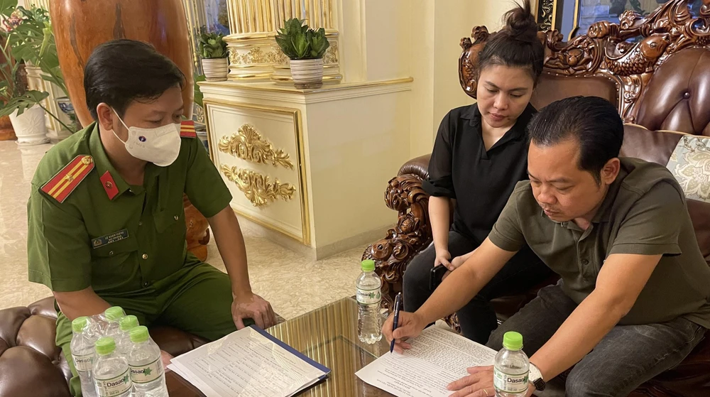 Chủ các cơ sở kinh doanh ký cam kết chấp hành quy định về an toàn PCCC. Ảnh: LÊ ÁNH