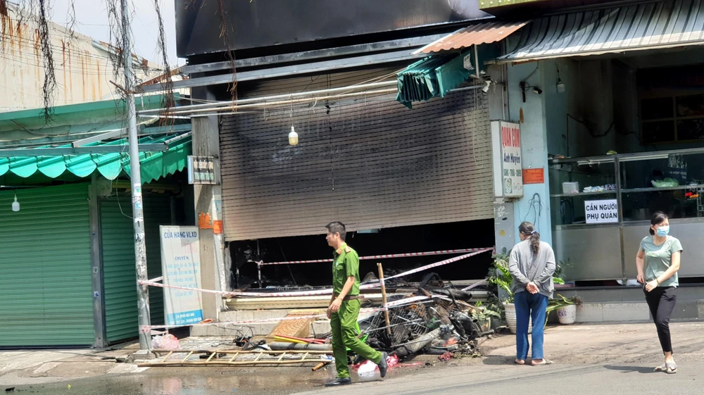 Công an phong tỏa để khám nghiệm hiện trường. Ảnh: LÊ ÁNH
