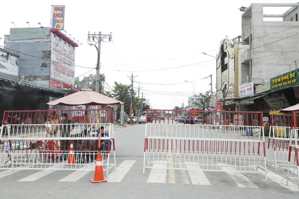 Lực lượng công an phong tỏa hiện trường để điều tra vụ việc. Ảnh: LÊ ÁNH