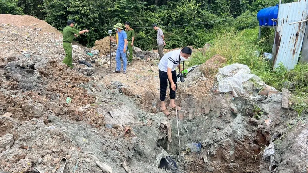 Lực lượng công an điều tra hành vi chôn chất thải trái phép. Ảnh: CACC Lực lượng công an điều tra hành vi chôn chất thải trái phép. Ảnh: CACC