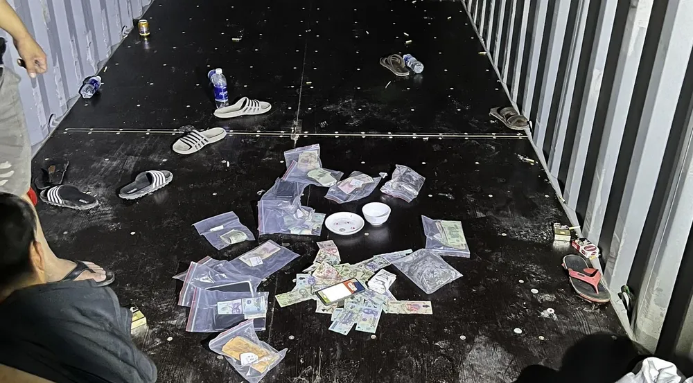 Các con bạc bị bắt quả tang khi đang đánh bạc trong thùng container. Ảnh: TQ