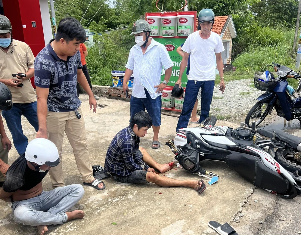 Hai tên cướp giật dây chuyền bị thượng úy Tiến bắt giữ. Ảnh: Người dân cung cấp