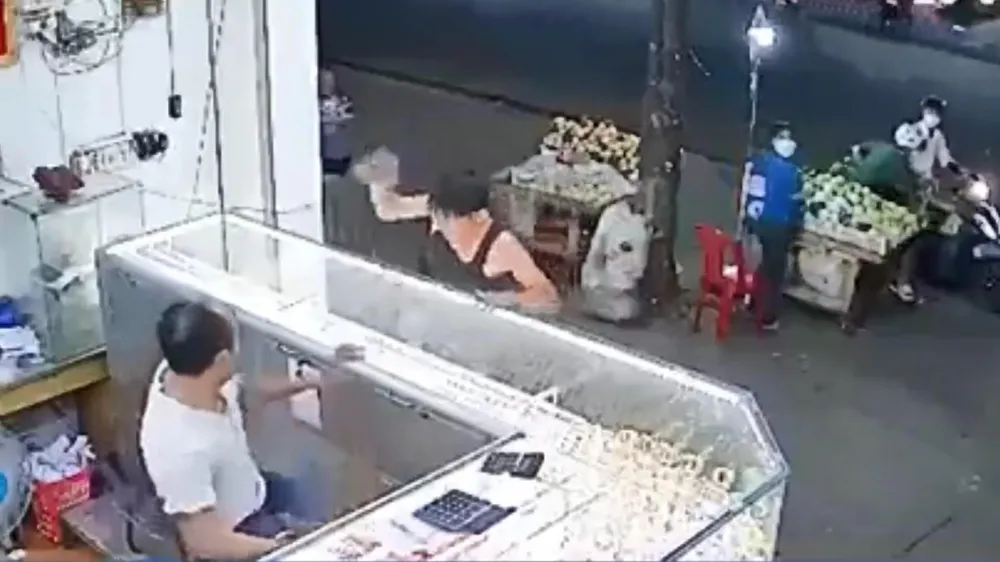 Sơn cướp vàng rồi ném hết ra đường để bị đi tù. Ảnh: Cắt từ camera an ninh Sơn cướp vàng rồi ném hết ra đường để bị đi tù. Ảnh: Cắt từ camera an ninh