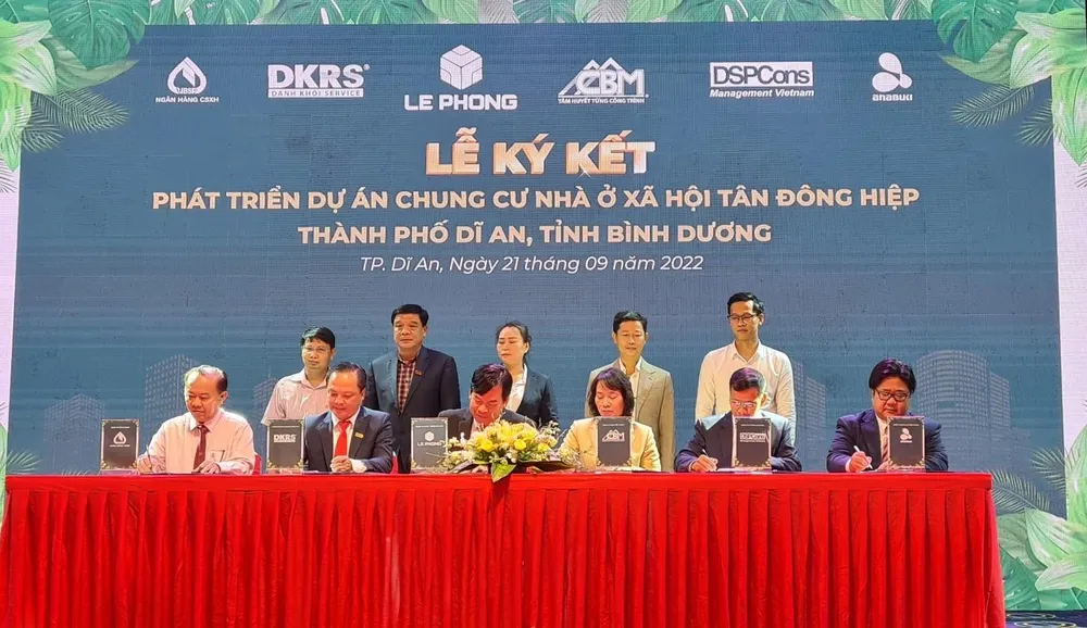 Ký kết hợp tác giữa Tập đoàn Lê Phong và các doanh nghiệp để phát triển chung cư NƠXH. Ảnh: LÊ ÁNH Ký kết hợp tác giữa Tập đoàn Lê Phong và các doanh nghiệp để phát triển chung cư NƠXH. Ảnh: LÊ ÁNH