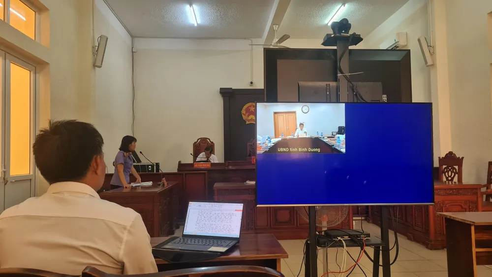 Ông Mai Hùng Dũng (Phó CT UBND tỉnh Bình Dương) tham gia phiên tòa. Ảnh: LÊ ÁNH