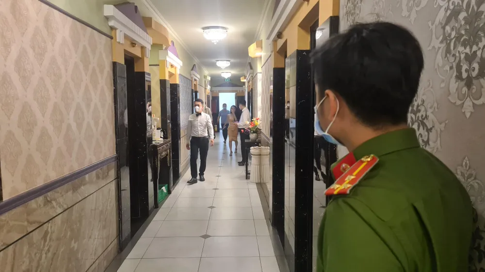 Lực lượng công an kiểm tra một quán karaoke trên địa bàn TP Thủ Dầu Một. Ảnh: LÊ ÁNH