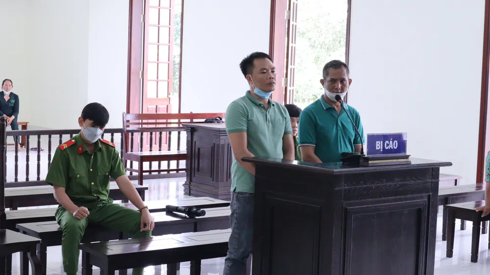 Hai bị cáo thừa nhận toàn bộ hành vi phạm tội. Ảnh: DH Hai bị cáo thừa nhận toàn bộ hành vi phạm tội. Ảnh: DH