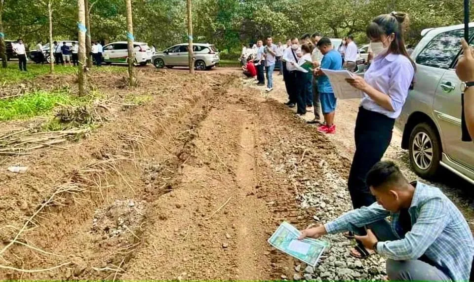 Con đường mới được san ủi, rải đá. Ảnh: Người dân cung cấp