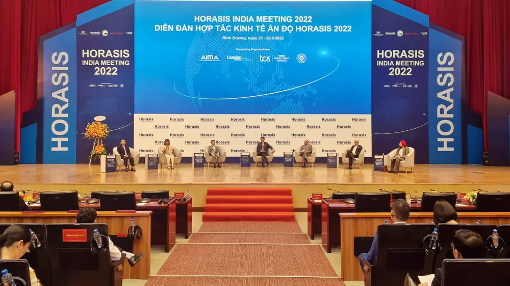 Sau lễ khai mạc đã diễn ra phiên họp toàn thể với chủ đề: &quot;Việt Nam, Ấn Độ và Triển vọng kinh tế Thế Giới&quot;. Ảnh: LÊ ÁNH