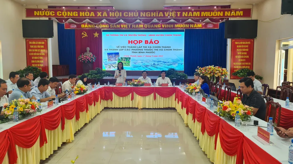 Bà Nguyễn Thị Hải Vân-Phó Chủ tịch UBND huyện Chơn Thành thông tin về lễ công bố thành lập thị xã Chơn Thành. Ảnh: LÊ ÁNH