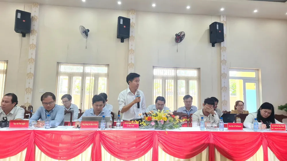 Phóng viên các cơ quan báo chí đặt một số câu hỏi về xoay quanh việc lãnh đạo địa phương đã có những chuẩn bị gì khi huyện Chơn Thành lên thị xã.