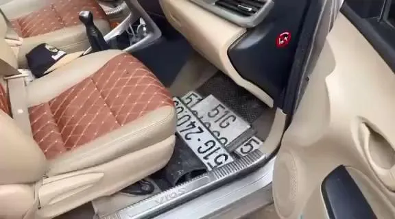 Một số biển số được tìm thấy trên chiếc ô tô con, nghi là giả. Ảnh: LÊ ÁNH Một số biển số được tìm thấy trên chiếc ô tô con, nghi là giả. Ảnh: LÊ ÁNH