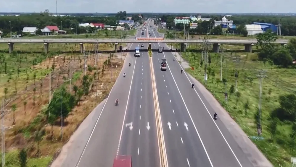 Chơn Thành có vị trí thuận lợi, có nhiều tuyến đường huyết mạch đi qua, kết nối dễ dàng với các tỉnh khu vực Đông Nam Bộ. Ảnh: LÊ ÁNH Chơn Thành có vị trí thuận lợi, có nhiều tuyến đường huyết mạch đi qua, kết nối dễ dàng với các tỉnh khu vực Đông Nam Bộ. Ảnh: LÊ ÁNH