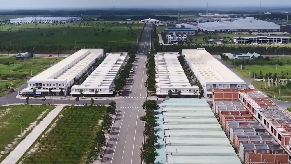 Chơn Thành hiện có bốn khu công nghiệp và một khu Khu liên hợp công nghiệp, đô thị thu hút rất công người lao động đến đây làm việc, sinh sống. Ảnh: BPTV Chơn Thành hiện có bốn khu công nghiệp và một khu Khu liên hợp công nghiệp, đô thị thu hút rất công người lao động đến đây làm việc, sinh sống. Ảnh: BPTV