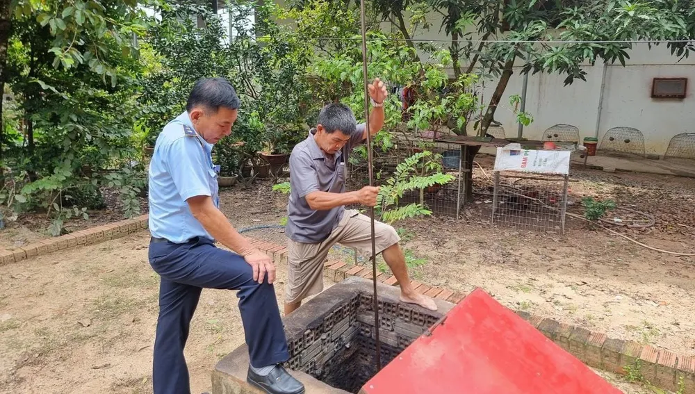 Lực lượng Quản lý thị trường kiểm tra các cây xăng thời điểm đóng cửa. Ảnh: LA