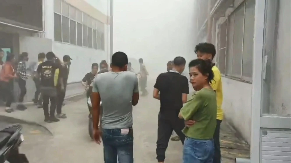 Khói bụi bao trùm công ty khiến nhiều công nhân hoảng sợ bỏ chạy. Ảnh: Người dân cung cấp