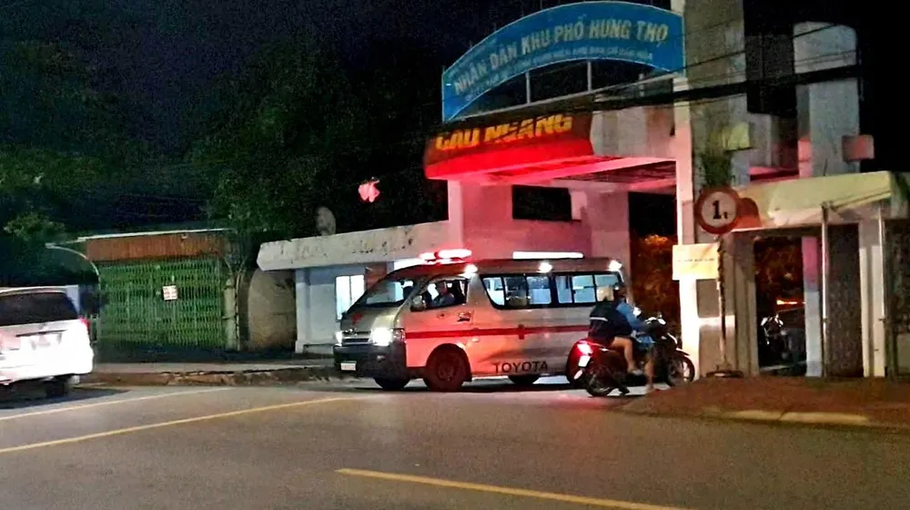 Cơ quan công an đưa thi thể nạn nhân về khám nghiệm. Ảnh: LÊ ÁNH