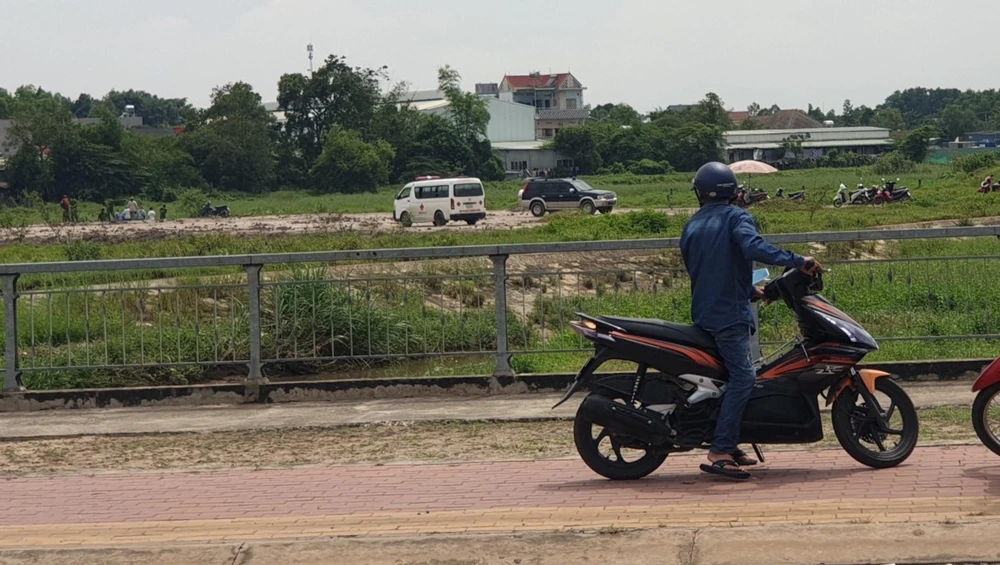 Từ đường quốc lộ 13 dễ dàng nhìn thấy địa điểm phát hiện thi thể. Ảnh: LÊ ÁNH