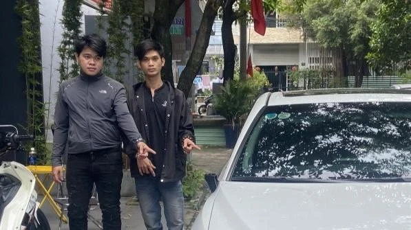 Hai thanh niên bẻ hàng loạt gương chiếu hậu của ô tô đã bị bắt trên đường tẩu thoát. Ảnh: CACC